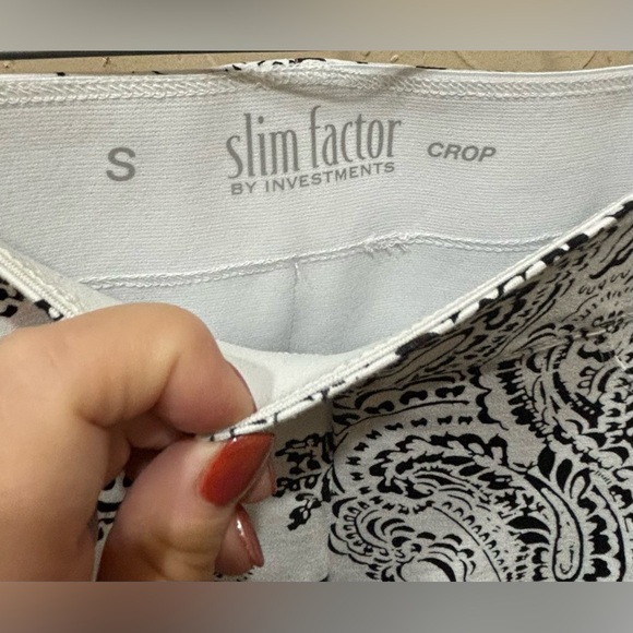 White and black paisley print capri pants -Slim Factor by Investments - Picture 5 of 6